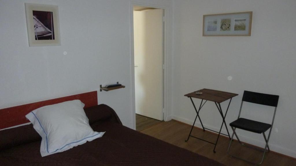 Hotel De L'Avenue Bonson  Room photo
